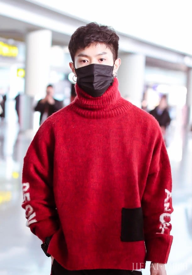 马伯骞拎个瘪气的皮球包?看到后笑喷了!